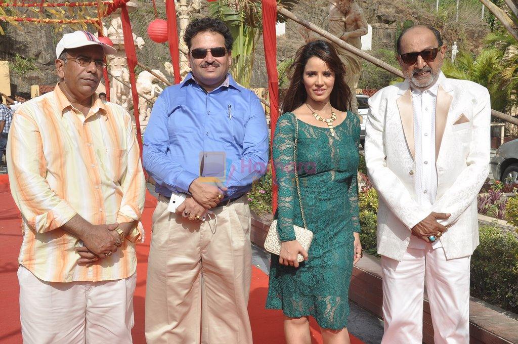 Surendra Varma, Priti Sharma, Tinu Anand, Satyendra Thakur On location shooting of film Hume Toh Loot Liya in Mumbai on 30th June 2014