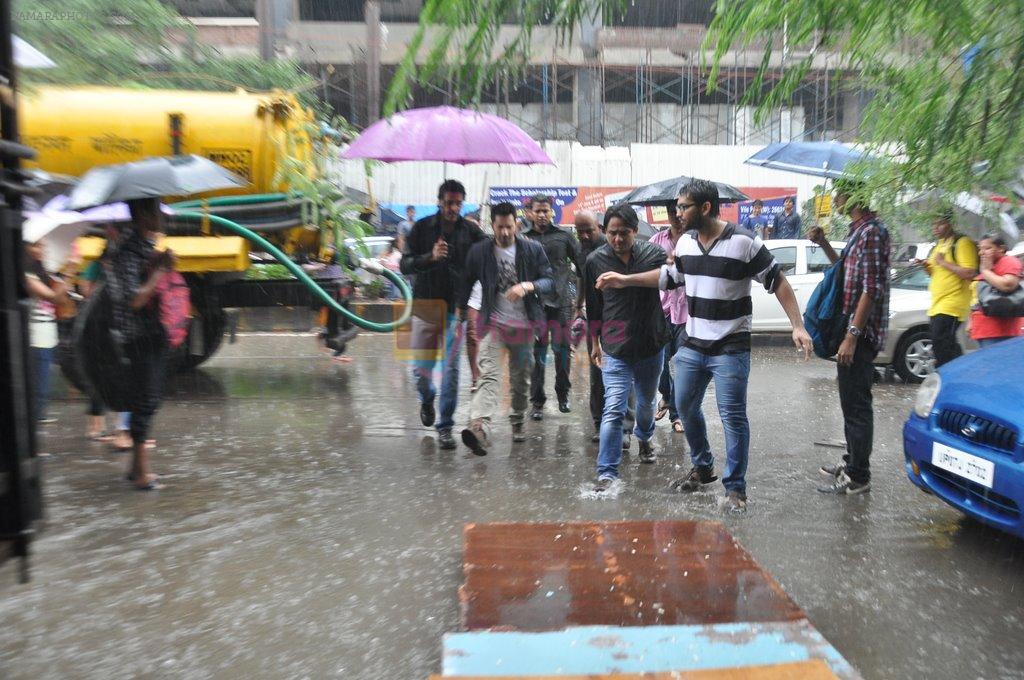 Varun Dhawan visits Mithibai college in Parle, Mumbai on 2nd July 2014