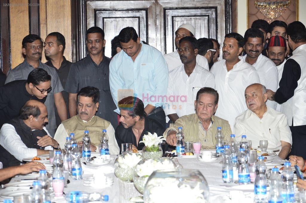 Shahrukh Khan, Salim Khan at Baba Siddiqui's iftar party in Mumbai on 6th July 2014