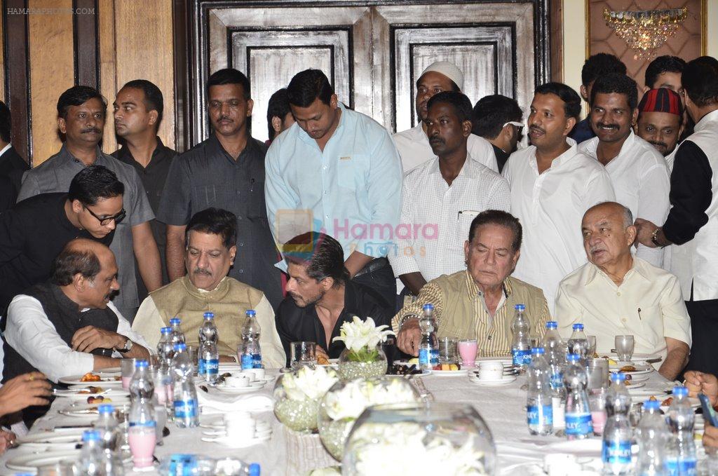 Shahrukh Khan, Salim Khan at Baba Siddiqui's iftar party in Mumbai on 6th July 2014