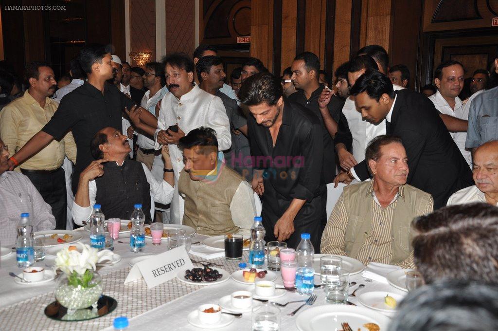 Shahrukh Khan, Salim Khan  at Baba Siddiqui's iftar party in Mumbai on 6th July 2014