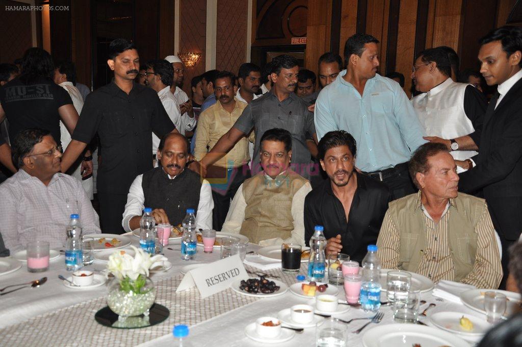 Shahrukh Khan, Salim Khan  at Baba Siddiqui's iftar party in Mumbai on 6th July 2014