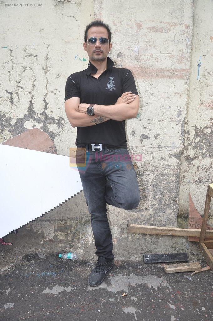 Manmeet Gulzar on location of film Sharafat Gayi Tel Lene in Andheri, Mumbai on 8th July 2014