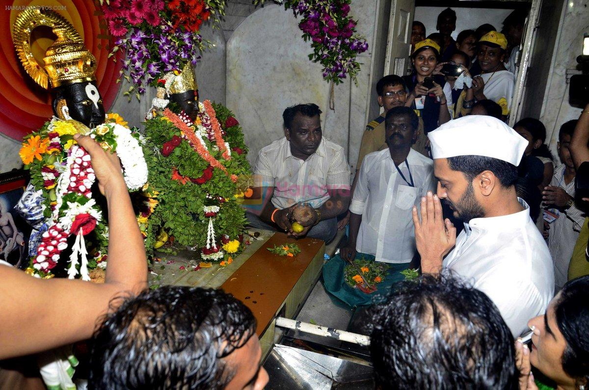 Riteish Deshhmukh seeks blessing for Lai Bhaari at Vithal Mandir in Wadala, Mumbai on 9th July 2014