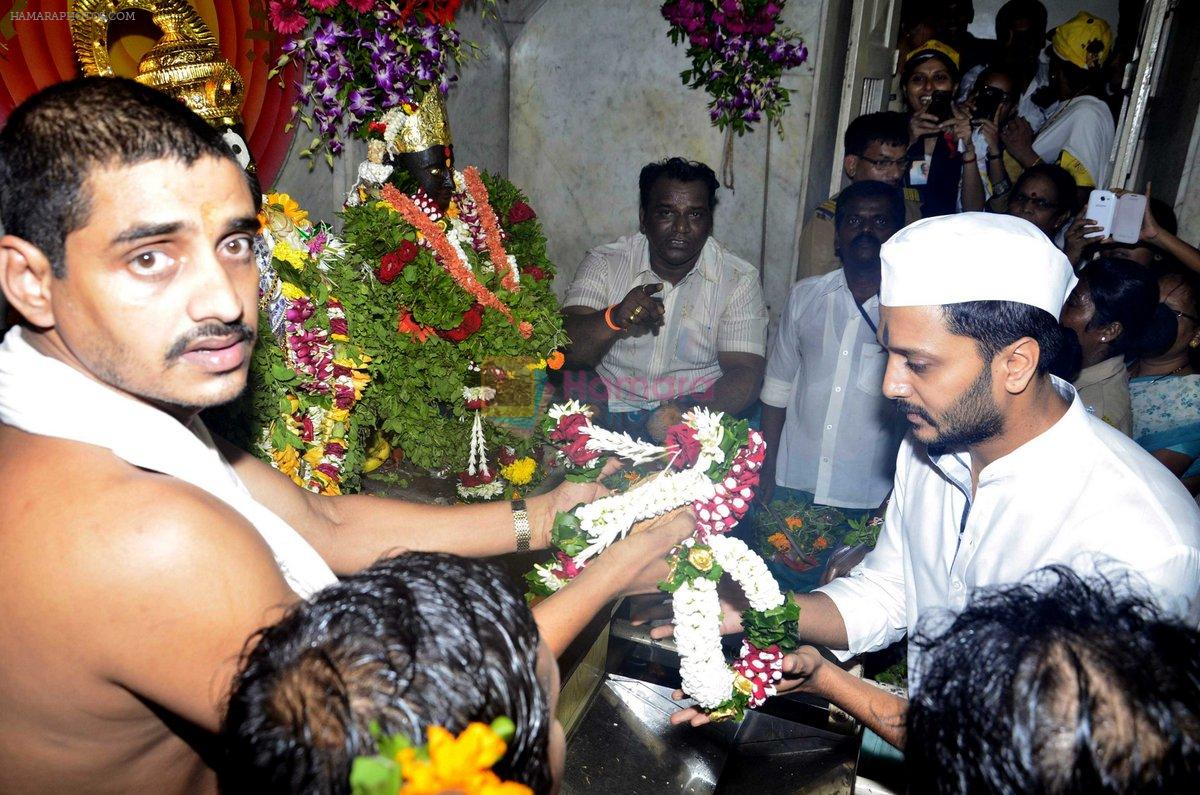 Riteish Deshhmukh seeks blessing for Lai Bhaari at Vithal Mandir in Wadala, Mumbai on 9th July 2014
