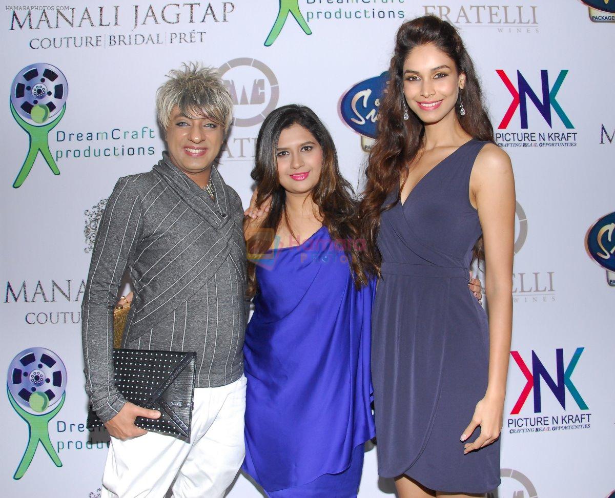 Manali Jagtap with Rohit Verma  at Manali Jagtap's Couture Bridal collection in Mumbai on 13th July 2014