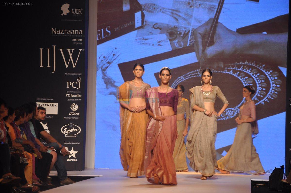 Model walks for Ganjam Jewellers at IIJW Day 2 in Grand Hyatt, Mumbai on 15th July 2014