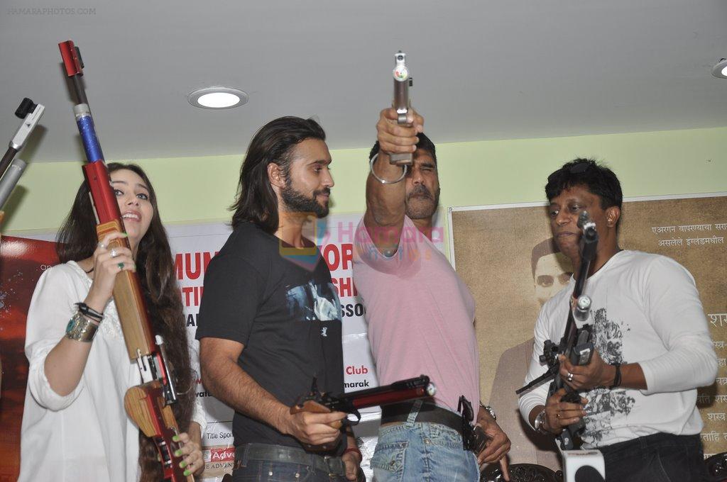 Sasha Agha, Sunil Shetty at Desi Kattey promotions in Shivaji Park, Mumbai on 14th July 2014