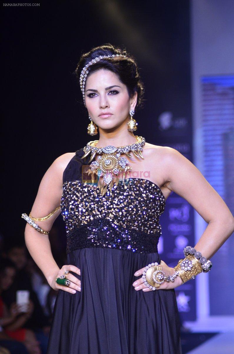 Sunny Leone sizzles for Apala Jewels at IIJW Day 1 in Grand Hyatt, Mumbai on 14th July 2014