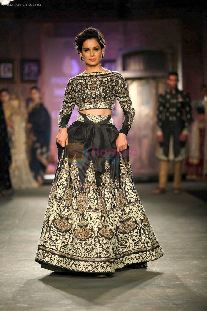 Kangana Ranaut walks for Anju Modi in IIJW 2014 in Grand Hyatt, Mumbai on 16th July 2014