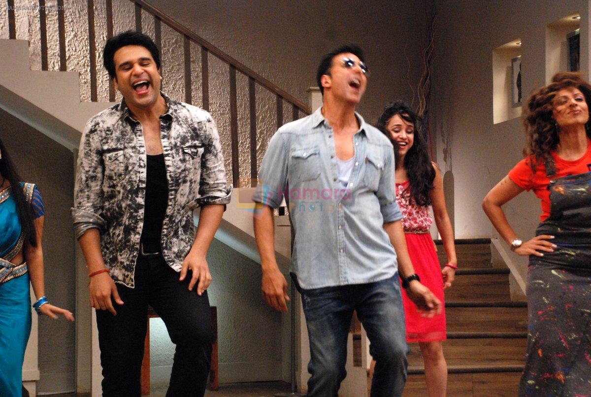 Akshay Kumar, Krushna Abhishek on the sets of SABTV 's Badi Door Se Ayi in Malad, Mumbai on 24th July 2014