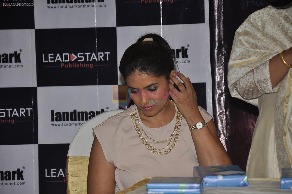 Sonali Kulkarni at Supriya Parulekar's book launch in Landmark, Mumbai on 25th July 2014