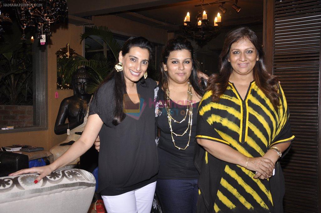 Mana Shetty, Sharmilla Khanna at a Spicy Sangria Pop Up exhibition hosted by Shaan and Sharmilla Khanna in Mana Shetty's R House in Worli on 26th July 2014