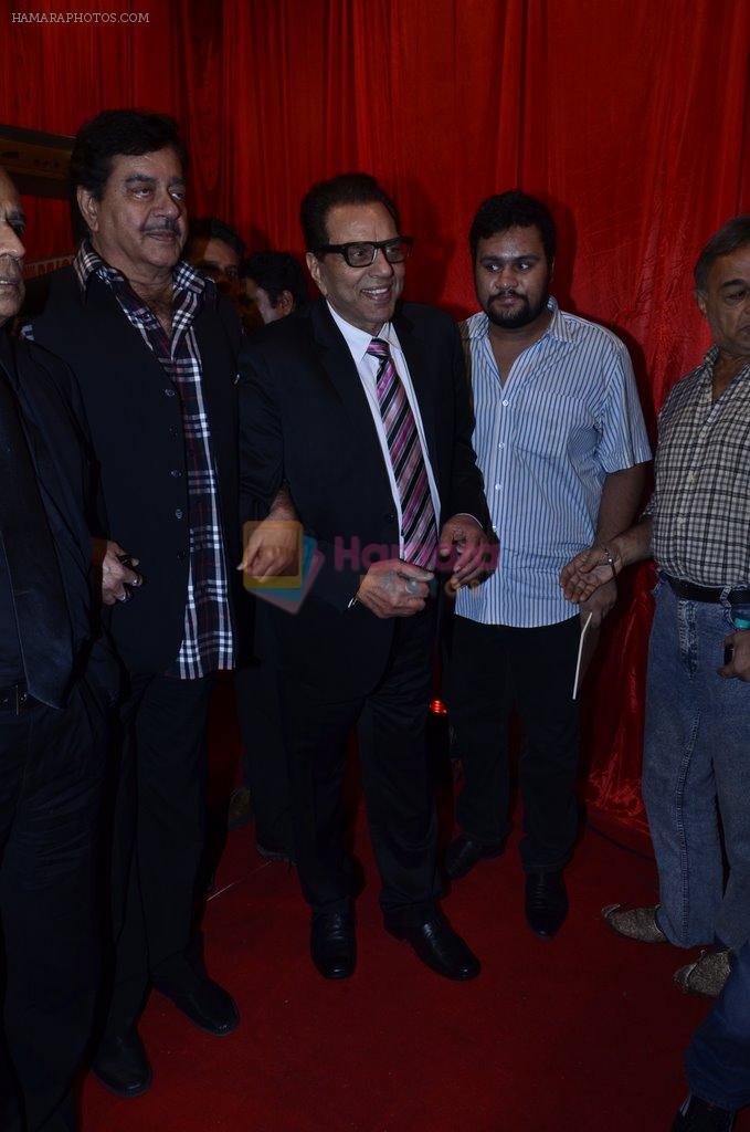 Shatrughan Sinha, Dharmendra at IIAA Awards in Filmcity, Mumbai on 27th July 2014