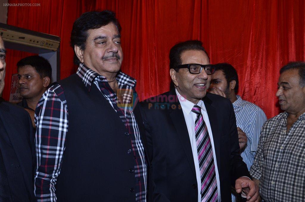 Shatrughan Sinha, Dharmendra at IIAA Awards in Filmcity, Mumbai on 27th July 2014