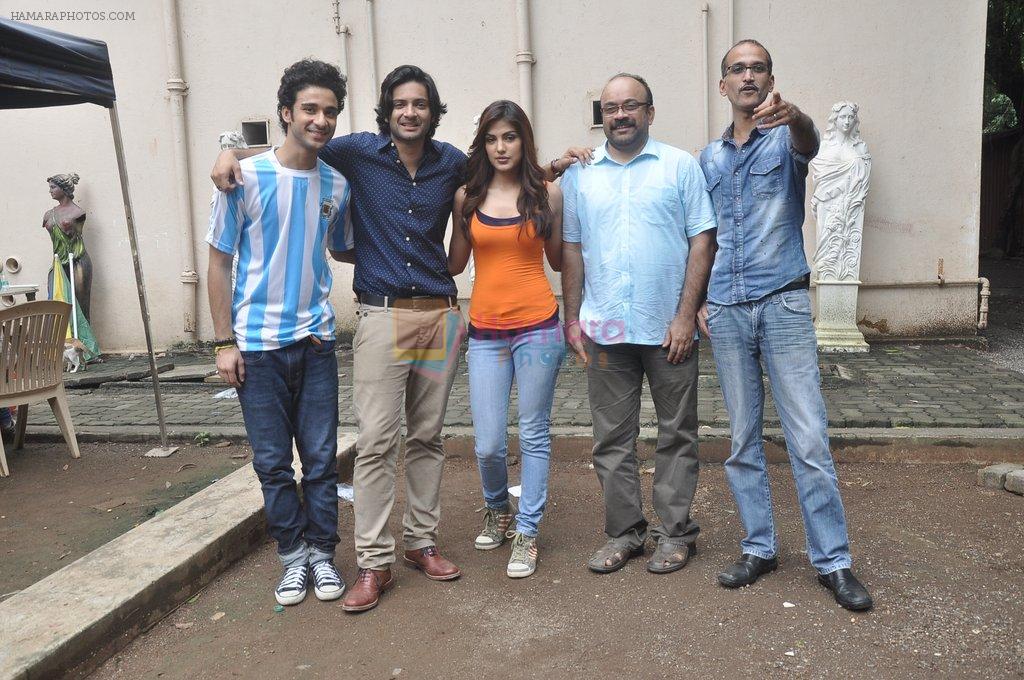 Raghav Juyal, Ali Fazal, Rhea Chakraborty, Charu Dutt Acharya, Rohan Sippy at Sippy's Sonali Cable poster shoot in Mehboob, Mumbai on 1st Aug 2014