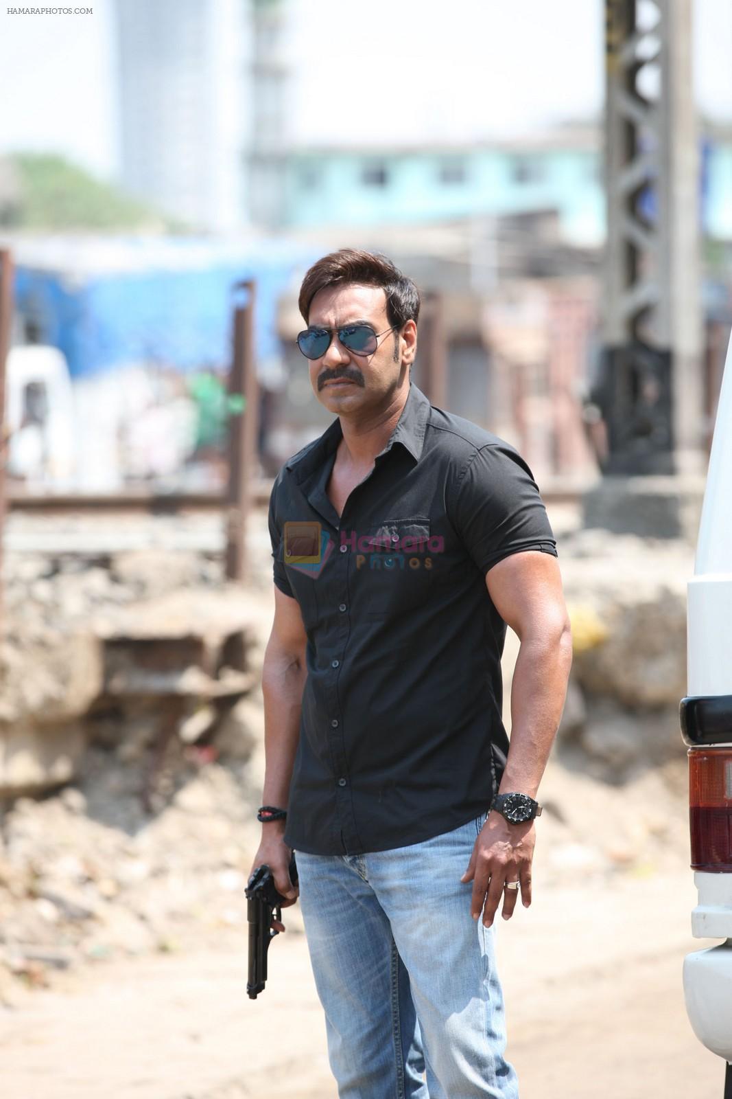 Ajay Devgan in the still from movie Singham Returns / Singham Returns -  Bollywood Photos, image size:1067x1600