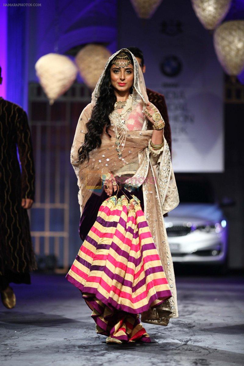 Pernia Qureshi walks for Meera Mussafar Ali at India Bridal week on 10th Aug 2014