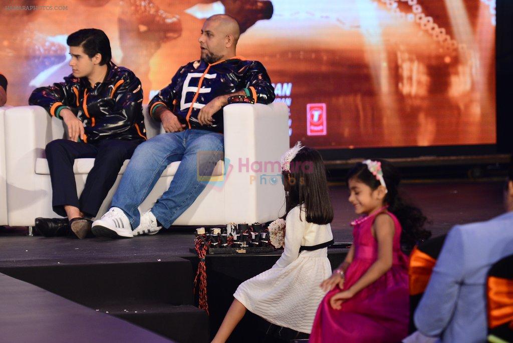 Farah Khan, Sonu Sood, Vivaan Khan, Shahrukh at the Trailer launch of Happy New Year in Mumbai on 14th Aug 2014