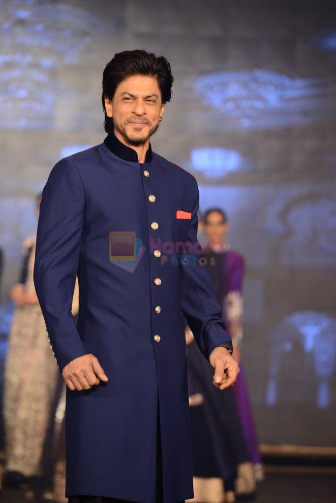 Shahrukh Khan walks for Manish Malhotra Show in Mumbai on 14th Aug 2014