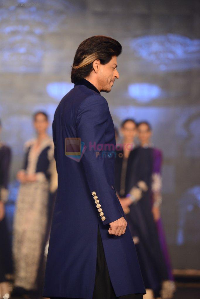 Shahrukh Khan walks for Manish Malhotra Show in Mumbai on 14th Aug 2014