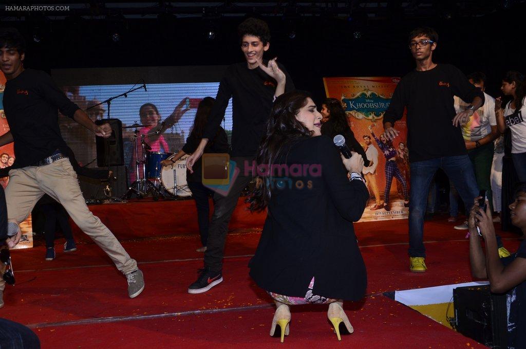Sonam Kapoor at Mithibai college fest in Mumbai on 16th Aug 2014
