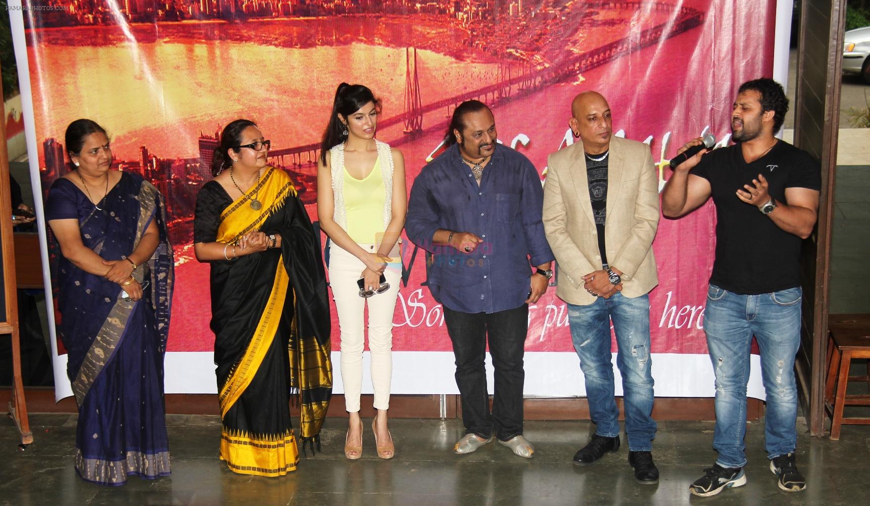 VP Manjari Bhalerao, Principal Jagmeet Madan, Divya Khosla Kumar, Lesle Lewis, Salim Asgarally and Mudasir Ali at SVT College's Splash Fest singing contest