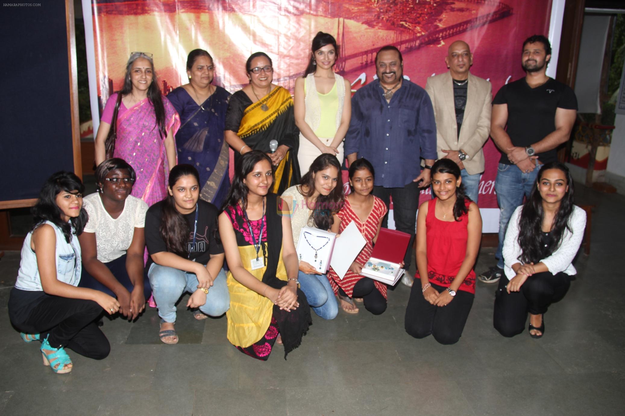 Archana Jain, Manjari Bhalerao, Jagmeet Madan, Divya Khosla Kumar, Lesle Lewis, Salim Asgarally and Mudasir Ali with the contestants at SVT College's Splash singing contest