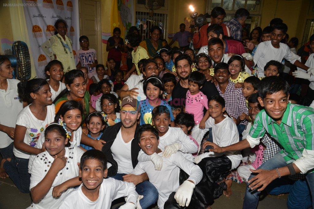 Sidharth Malhotra interact with kids of Ashray NGO and Abu Jani, Sandeep Kosla charity in Bandra, Mumbai on 23rd Aug 2014