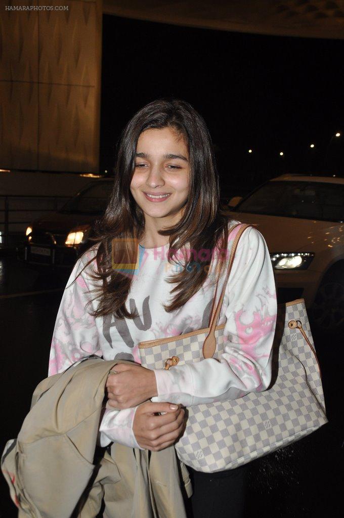 Alia Bhatt at airport in Mumbai on 25th Aug 2014