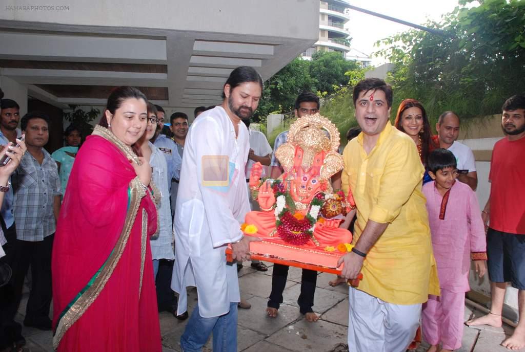 Sonali Bendre, Goldie Behl's Ganesh visarjan in Mumbai on 30th Aug 2014