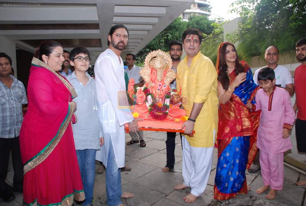 Sonali Bendre, Goldie Behl's Ganesh visarjan in Mumbai on 30th Aug 2014