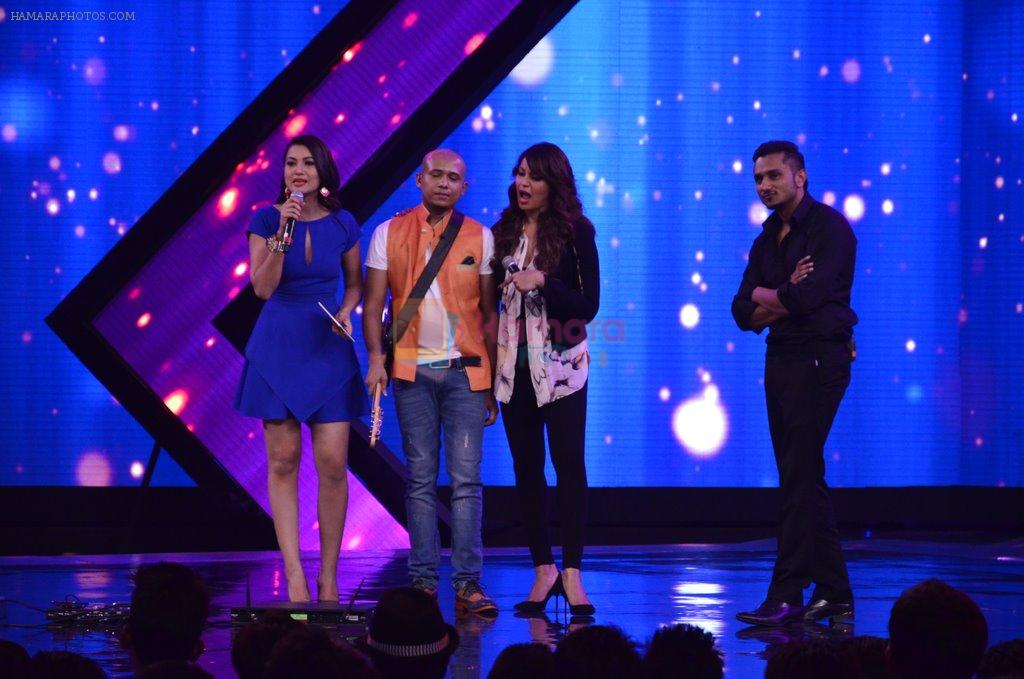 Bipasha Basu, Gauhar Khan, Yo Yo Honey Singh on the sets of Raw stars in Filmcity, Mumbai on 1st Sept 2014
