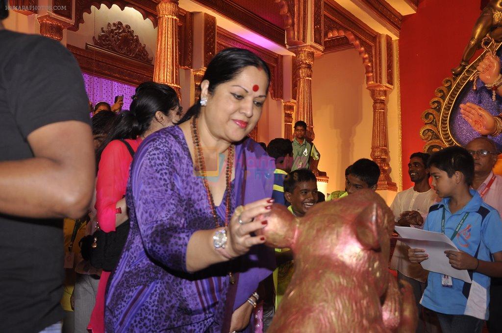 Sunanda Shetty offers prayer at Chinchpokli cha Raja in Mumbai on 1st Sept 2014