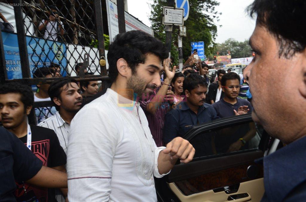 Aditya Roy Kapoor Promote Daawat- E Ishq at NM College on 5th Sept 2014
