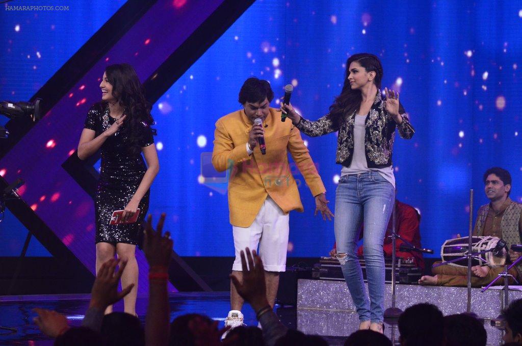 Deepika Padukone, Gauhar Khan on the sets of Raw Stars in Mumbai on 8th Sept 2014