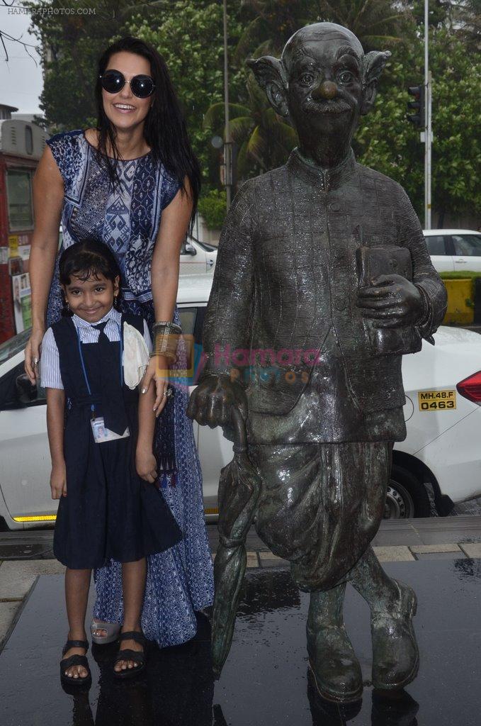 Neha Dhupia pays tribute to RK Laxman in Worli, Mumbai on 9th Sept 2014