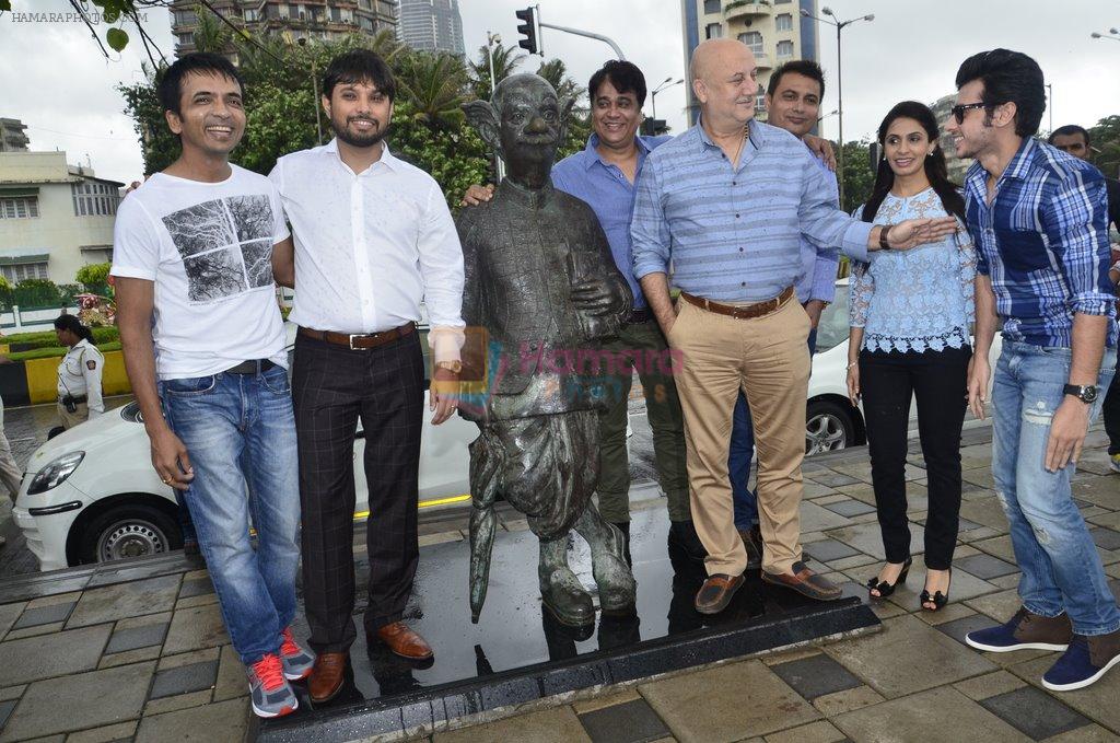 Anupam Kher pays tribute to RK Laxman in Worli, Mumbai on 9th Sept 2014