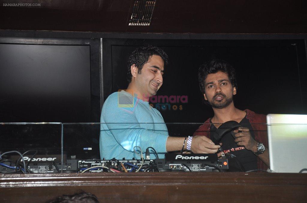 Nikhil Dwivedi, DJ Khushi at the Launch of Pyaar Mein Dil Pe song from Tamanchey in Royalty, Mumbai on 10th Sept 2014