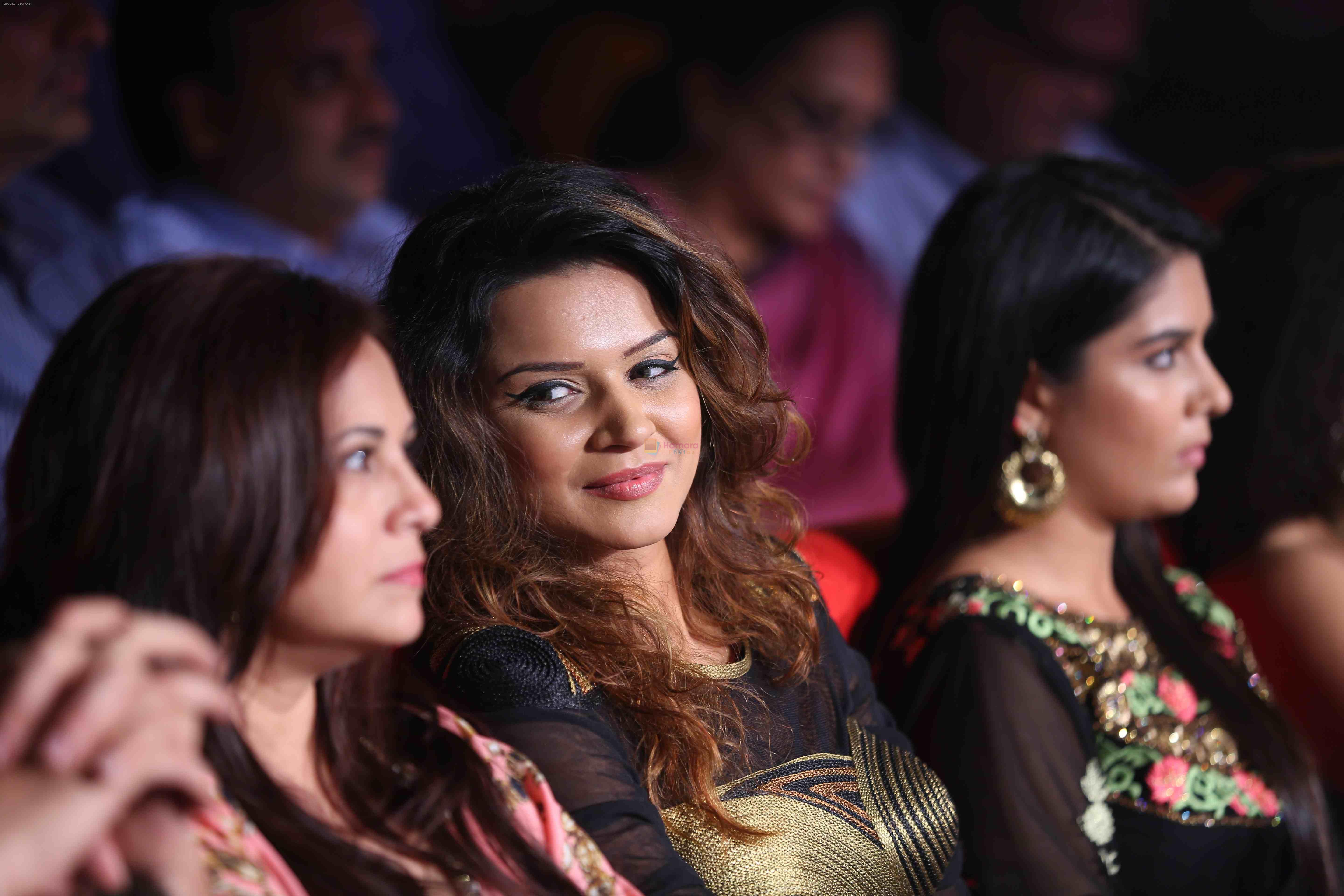 Aashka Goradia with Manasi Joshi Roy and Pooja Gor at Gujrat Jalso Day 2 in Mumbai on 12th Sept 2014