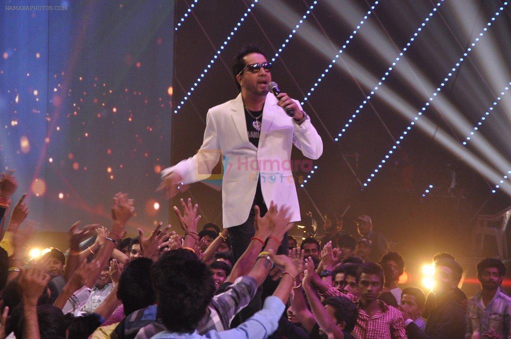 Mika Singh on the sets of Raw Star in Mumbai on 15th Sept 2014