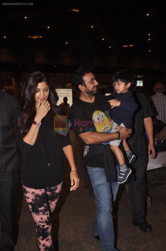 Shilpa Shetty snapped with hubby and son in International Airport on 20th Sept 2014