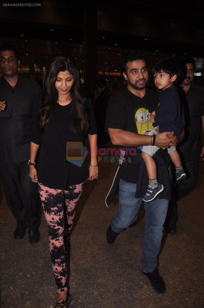 Shilpa Shetty snapped with hubby and son in International Airport on 20th Sept 2014