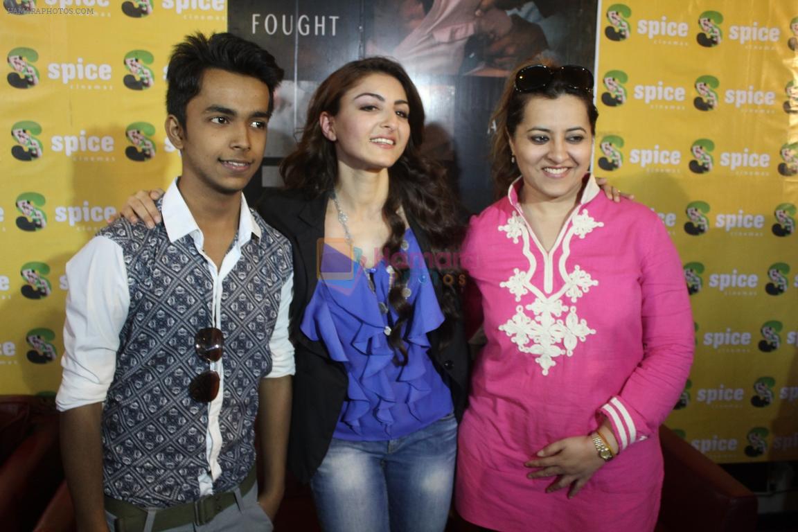 Harsh mayar, Soha Ali Khan & Vibha promoted the film Chaarfutiya Chhokare in Noida on 24th Sept 2014 (Copy)