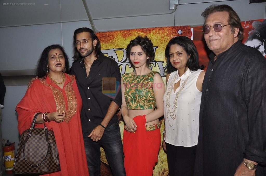 Akhil Kapur, Sasha Agha, Vinod Khanna at Desi Kattey premiere in Fun on 25th Sept 2014