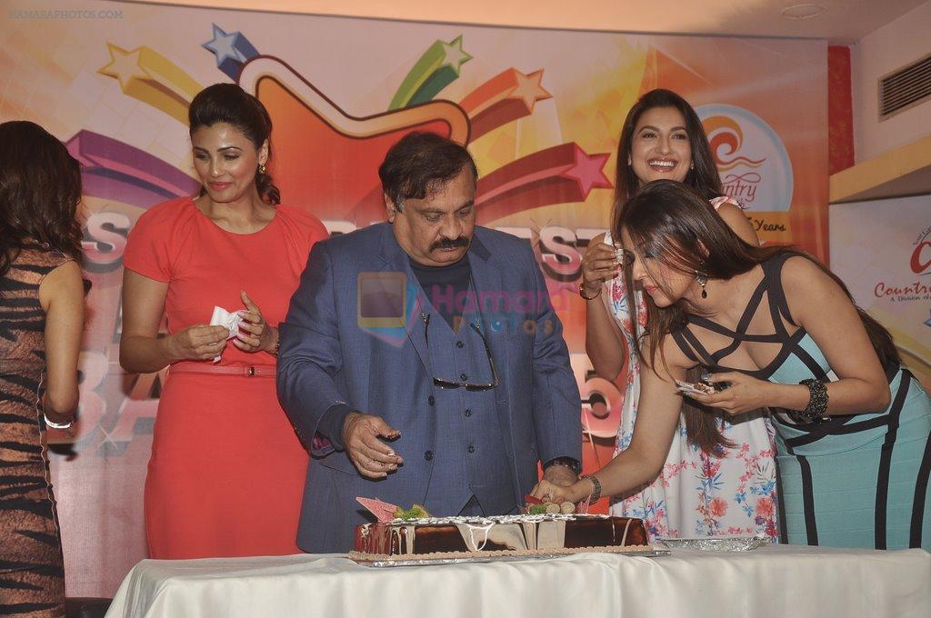 Aarti Chhabria, Gauhar Khan, Sophie Choudry, Daisy Shah at country club's new year bash in Mumbai on 26th Sept 2014