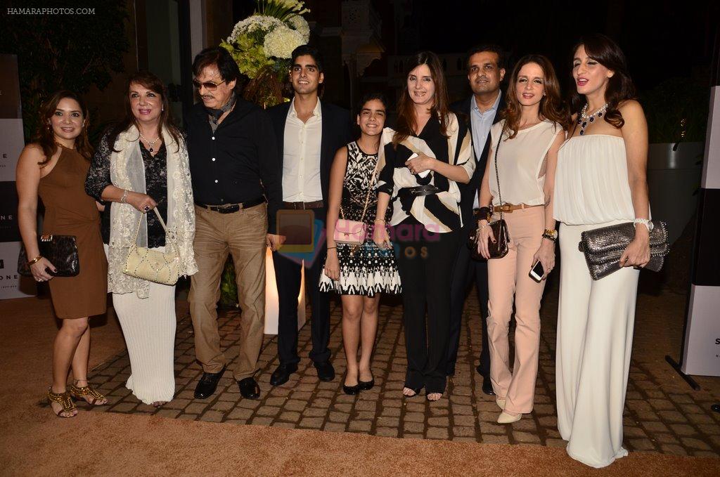 Sussanne Khan, Simone Arora, Farah Khan Ali, Sanjay Khan, Zarine Khan, Malaika Parekh Khan at Simone store launch in Mumbai on 26th Sept 2014