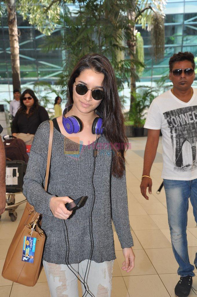 Shraddha Kapoor snapped at airport in Mumbai on 27th Sept 2014