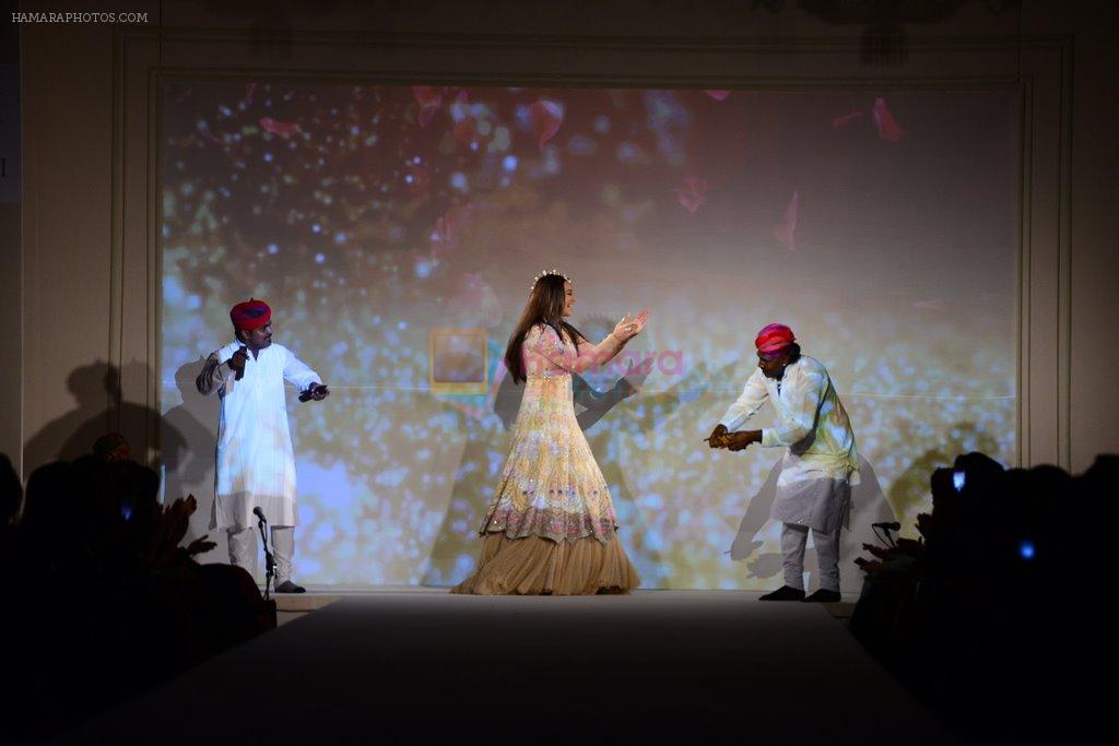 Sonakshi Sinha at Tarun Tahiliani Modern Mughals show for Sahachari Foundation in Mumbai on 28th Sept 2014
