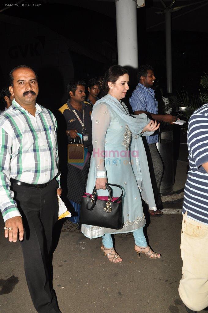 Sachin Tendulkar snapped with wife at the airport on 8th Oct 2014